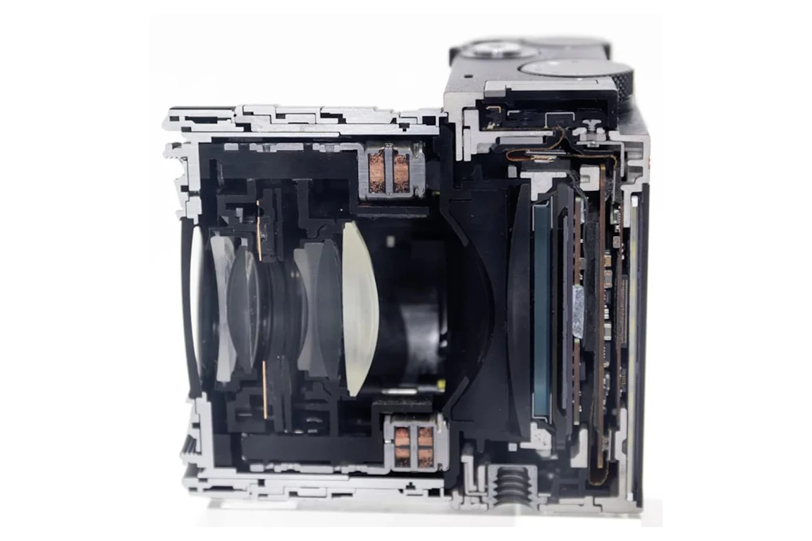 CP+で“真っ二つ”になったRX1R III。ミクロン調整が語る、フルサイズコンデジの本気