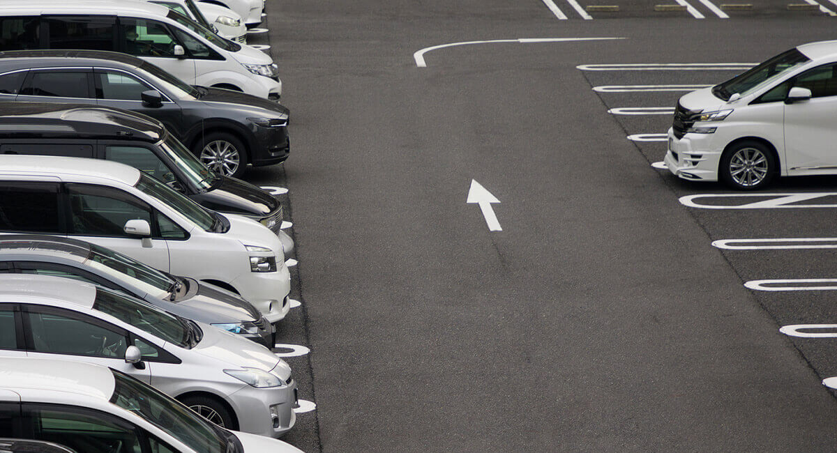 車両事故の約が駐車場で発生。自動車保険は適用される？保険