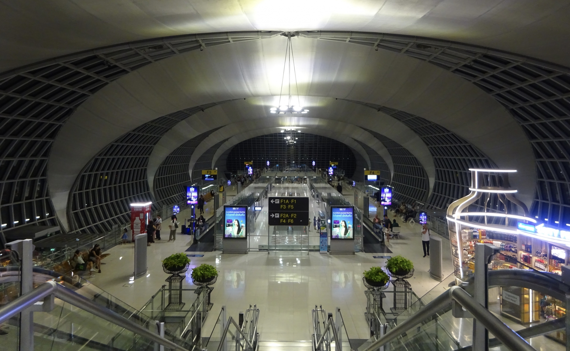 【シャワー無料】バンコクスワンナプーム空港で一番！シャンパンも飲めるオマーン航空ラウンジ【仮眠無料】