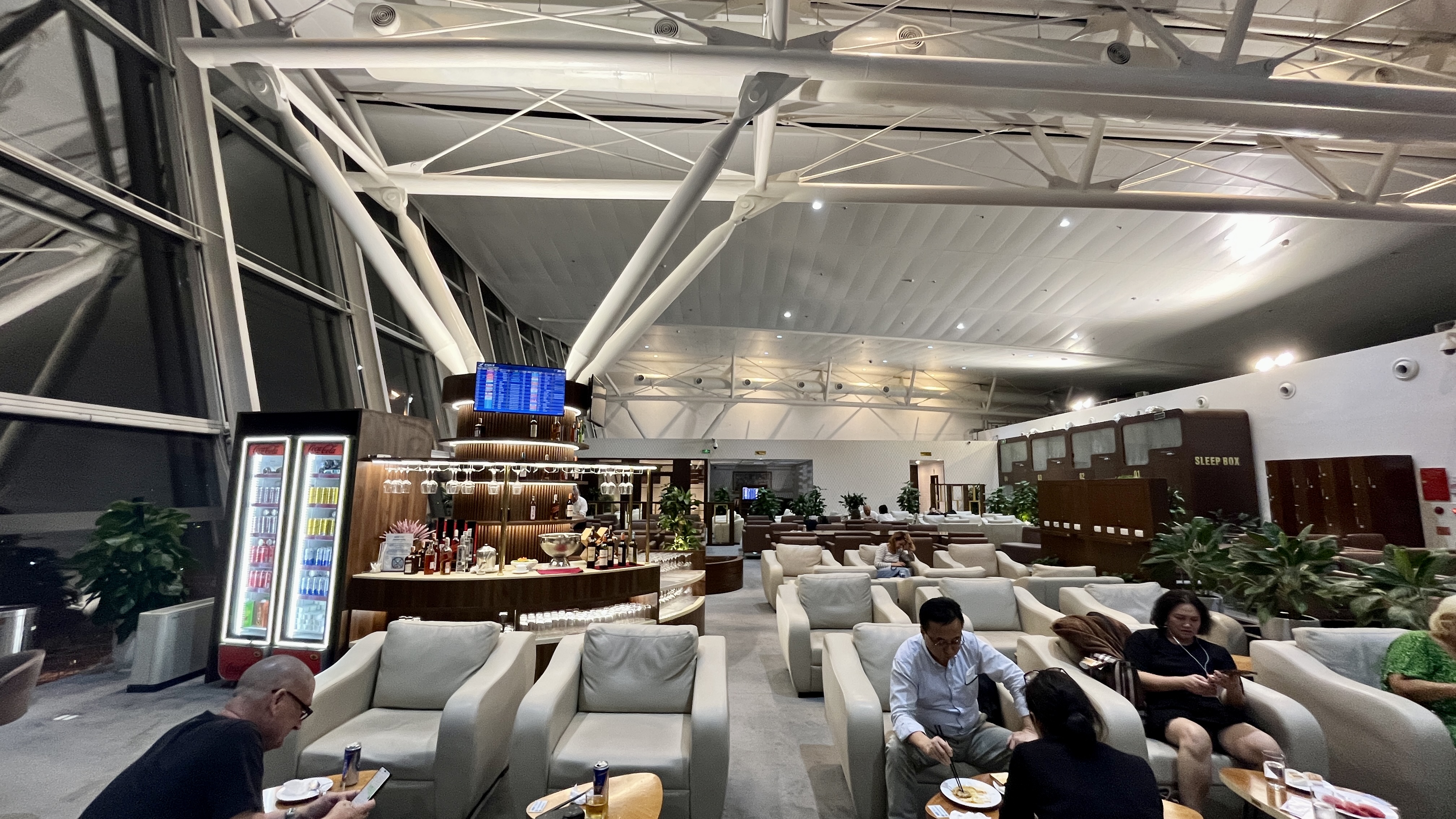 ハノイノイバイ空港のNIAラウンジ体験記｜シャワーやビュッフェ、アルコールの充実度をレビュー