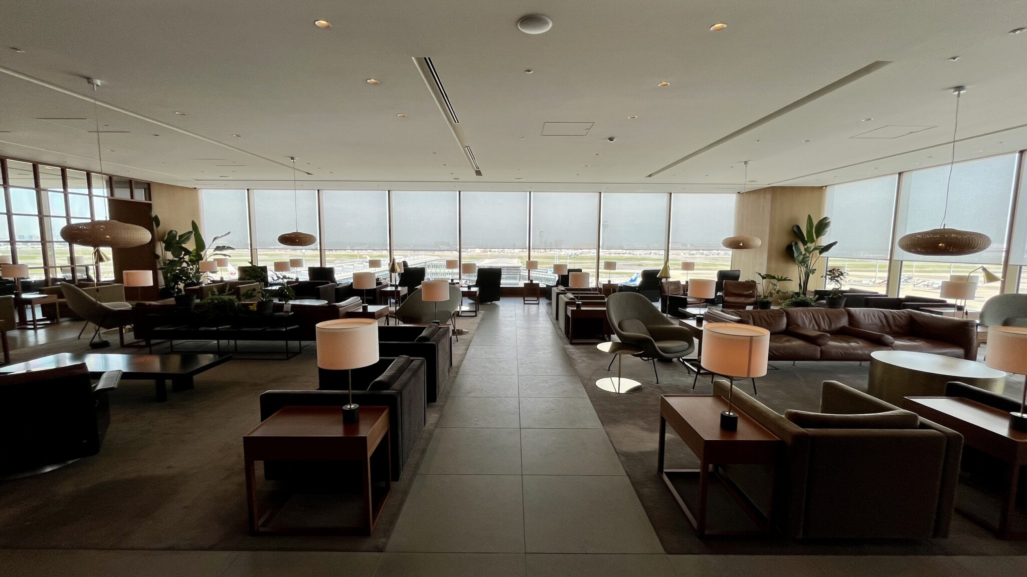 【キャセイ】本格ヌードルバーや名物カレー！超豪華な羽田空港国際線ラウンジを3つまとめて紹介！【JAL】