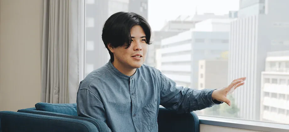 塚田ダニエルさんが笑顔で話している様子
