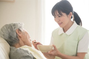 看護助手とは？働く2つの魅力と注意点！看護助手になる方法も徹底解説