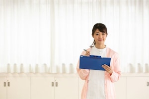 看護助手として働くなら資格は不要って本当？働くメリットと注意点も解説