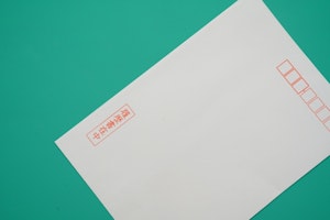 履歴書はクリアファイルに入れるべき? サイズ選び・郵送のマナーも解説