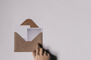 履歴書の「正しい入れ方」知っていますか? 折り方・封筒の選び方も徹底解説!