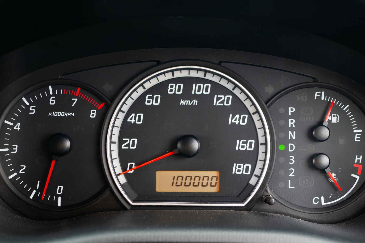 【2026年版】走行距離10万kmの中古車はあり？寿命の真実と後悔しない見極め・乗り換え基準