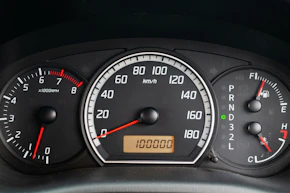 【2026年版】走行距離10万kmの中古車はあり？寿命の真実と後悔しない見極め・乗り換え基準