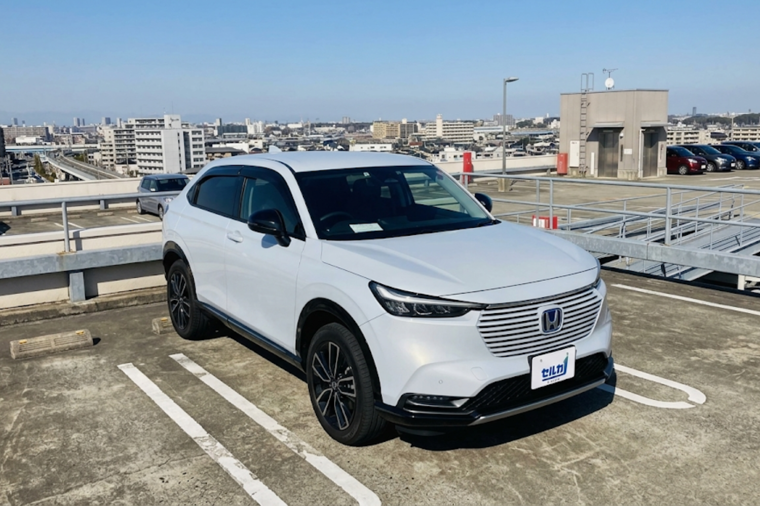 ホンダ ヴェゼルの燃費は良い？悪い？ライバル比較と新型e:HEVのグレード別詳細データ