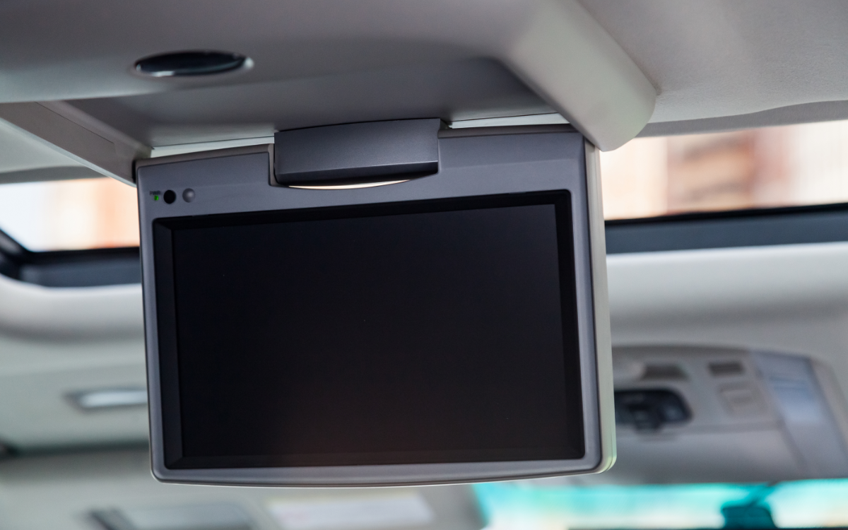 後付けモニターは外して売るのが正解？中古車査定で損をしない3つの選択肢