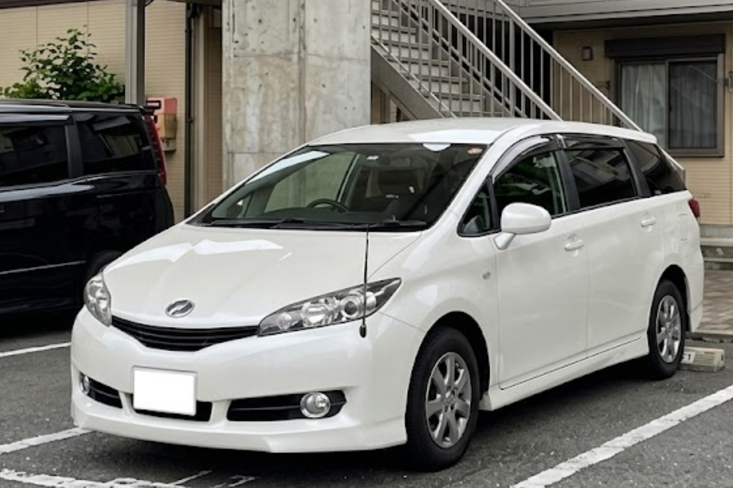 トヨタ ウィッシュの燃費は本当に悪い？歴代のカタログ・実燃費と維持費を徹底解説
