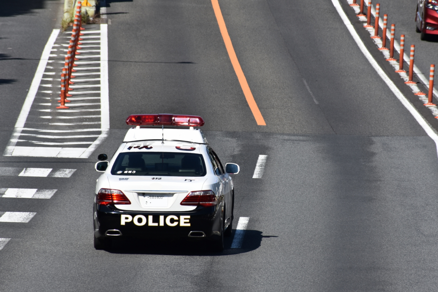 スピード違反の点数・罰金一覧【2026年最新】免許停止のラインから点数リセットまで徹底解説