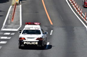 スピード違反の点数・罰金一覧【2026年最新】免許停止のラインから点数リセットまで徹底解説