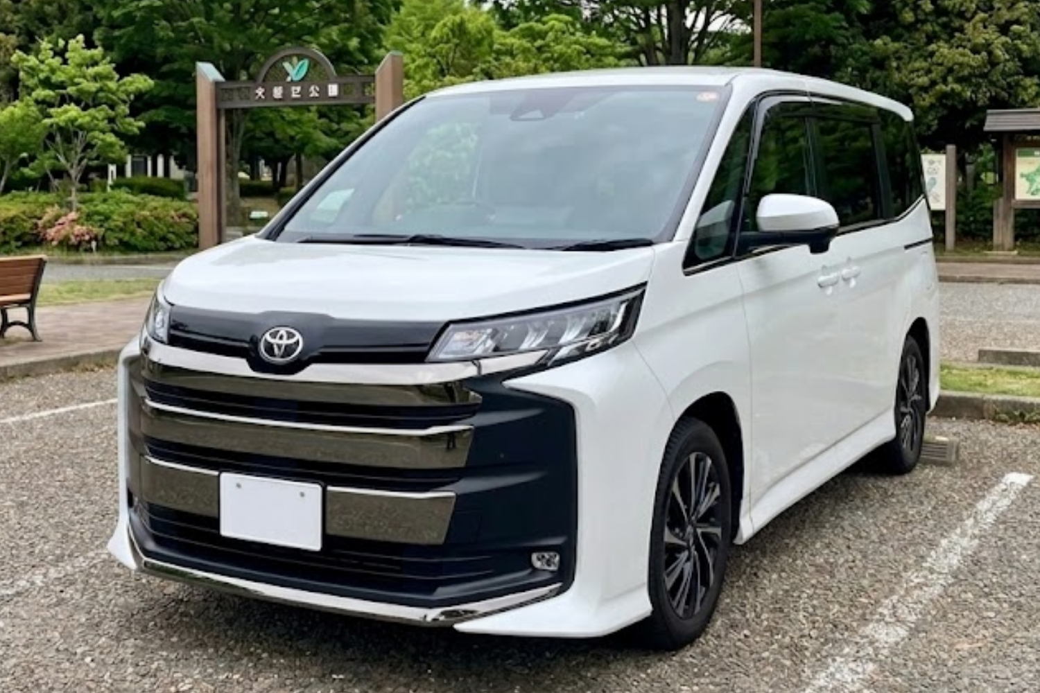 【2026年最新】トヨタ ノアの燃費と維持費を徹底解説｜実燃費やライバル比較、中古車選びのポイント