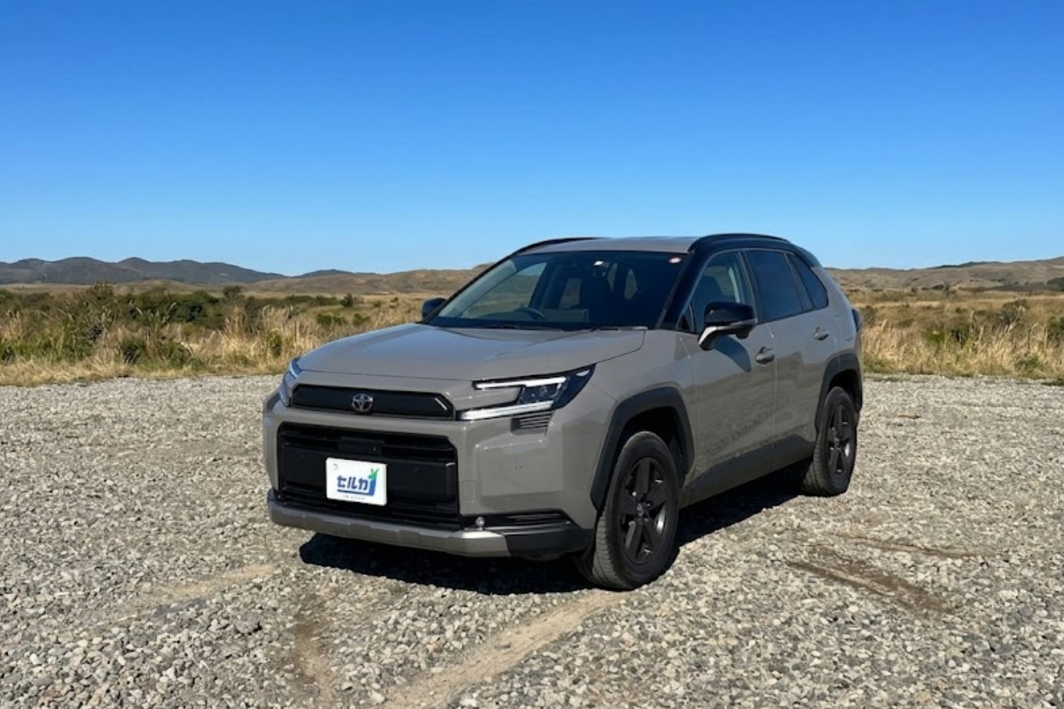 【2026年最新】トヨタ RAV4の燃費は悪い？ハイブリッドとガソリンの実燃費・維持費を徹底比較