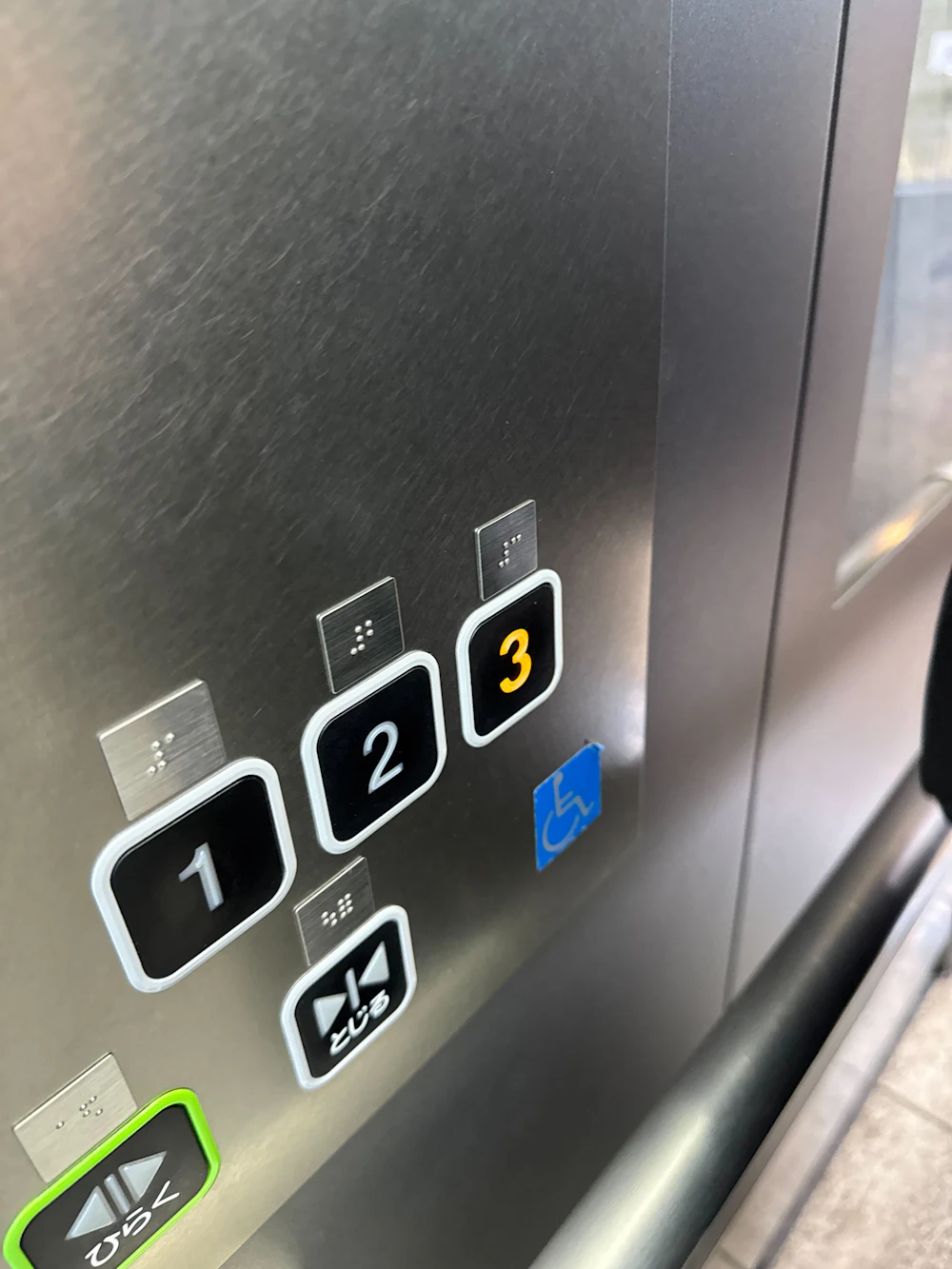 エレベーターのボタンで3階を押す