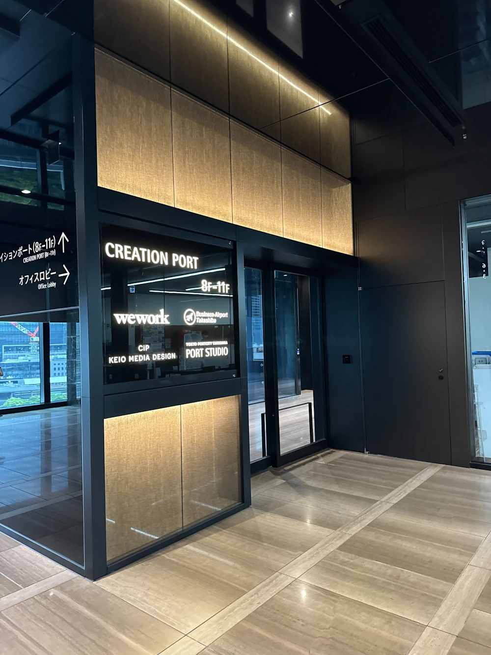 CREATION PORT 8F-11Fの入口（weworkロゴあり）