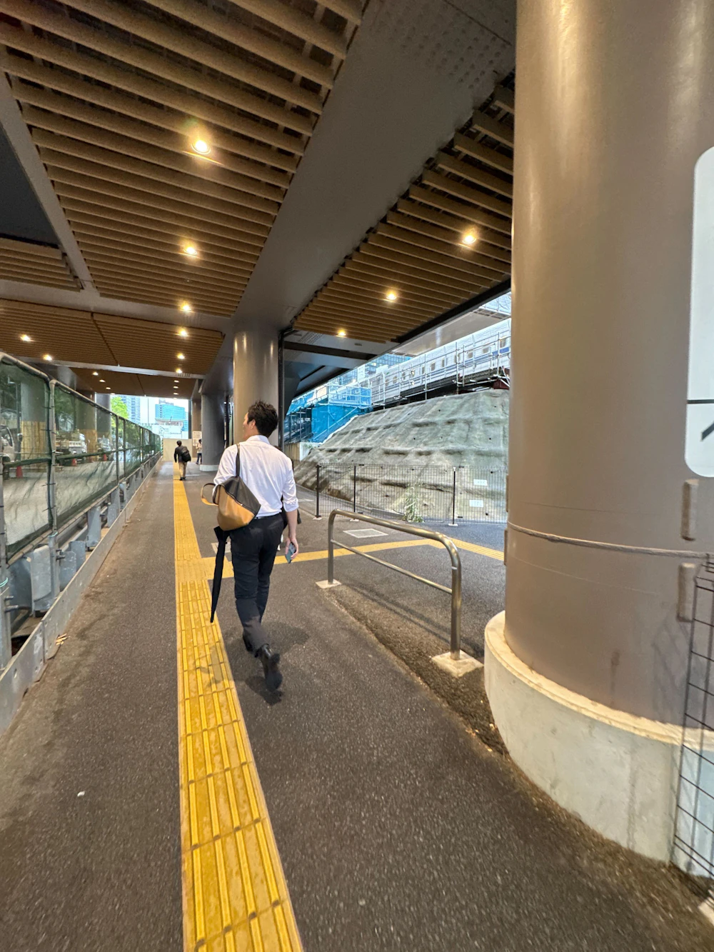 黄色い点字ブロックに沿って歩行者専用通路を進む