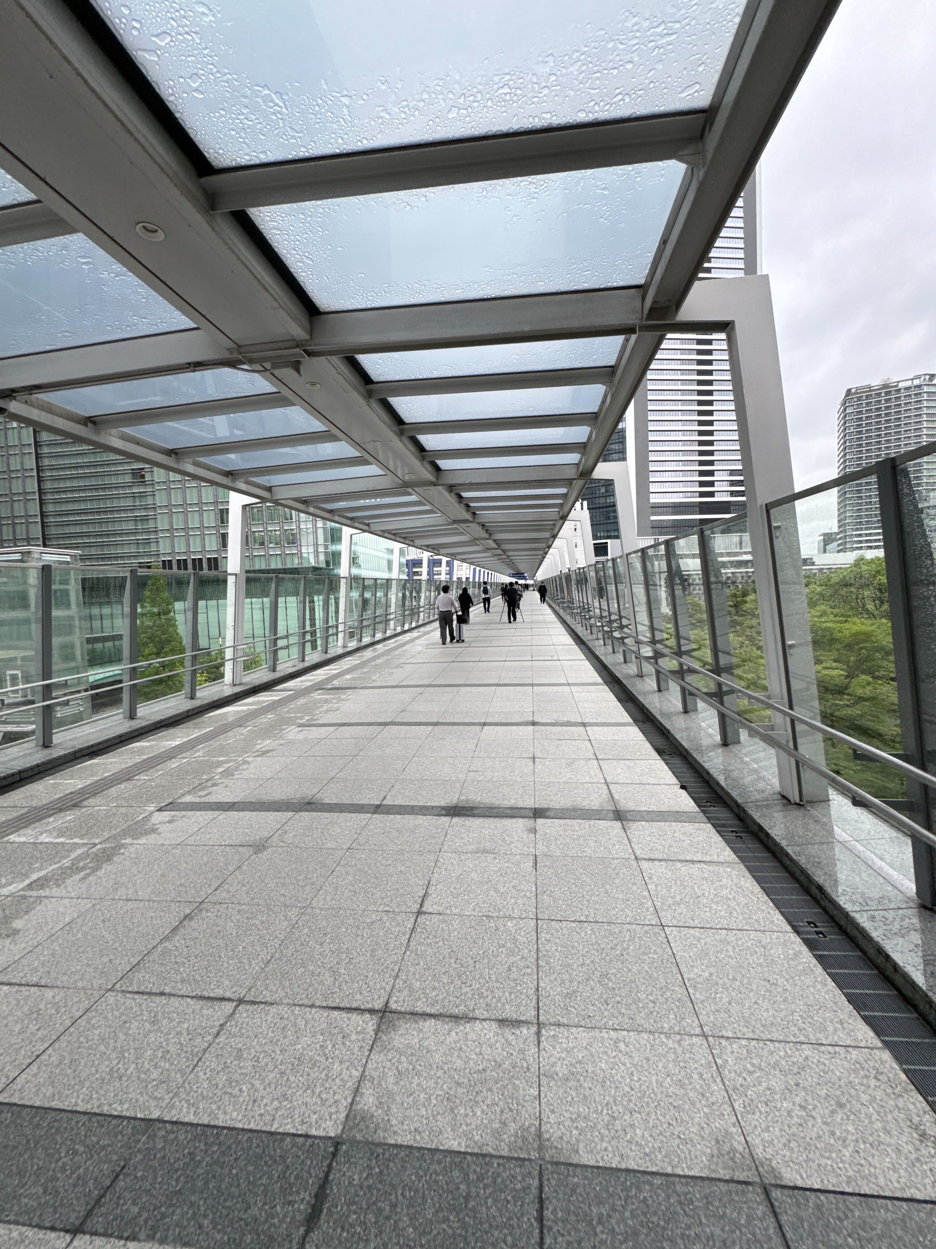 ガラス屋根の空中歩廊を渡る