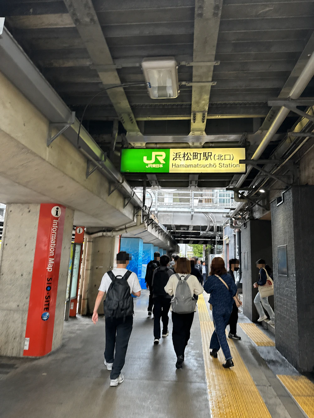 北口を出て線路の高架下を進む