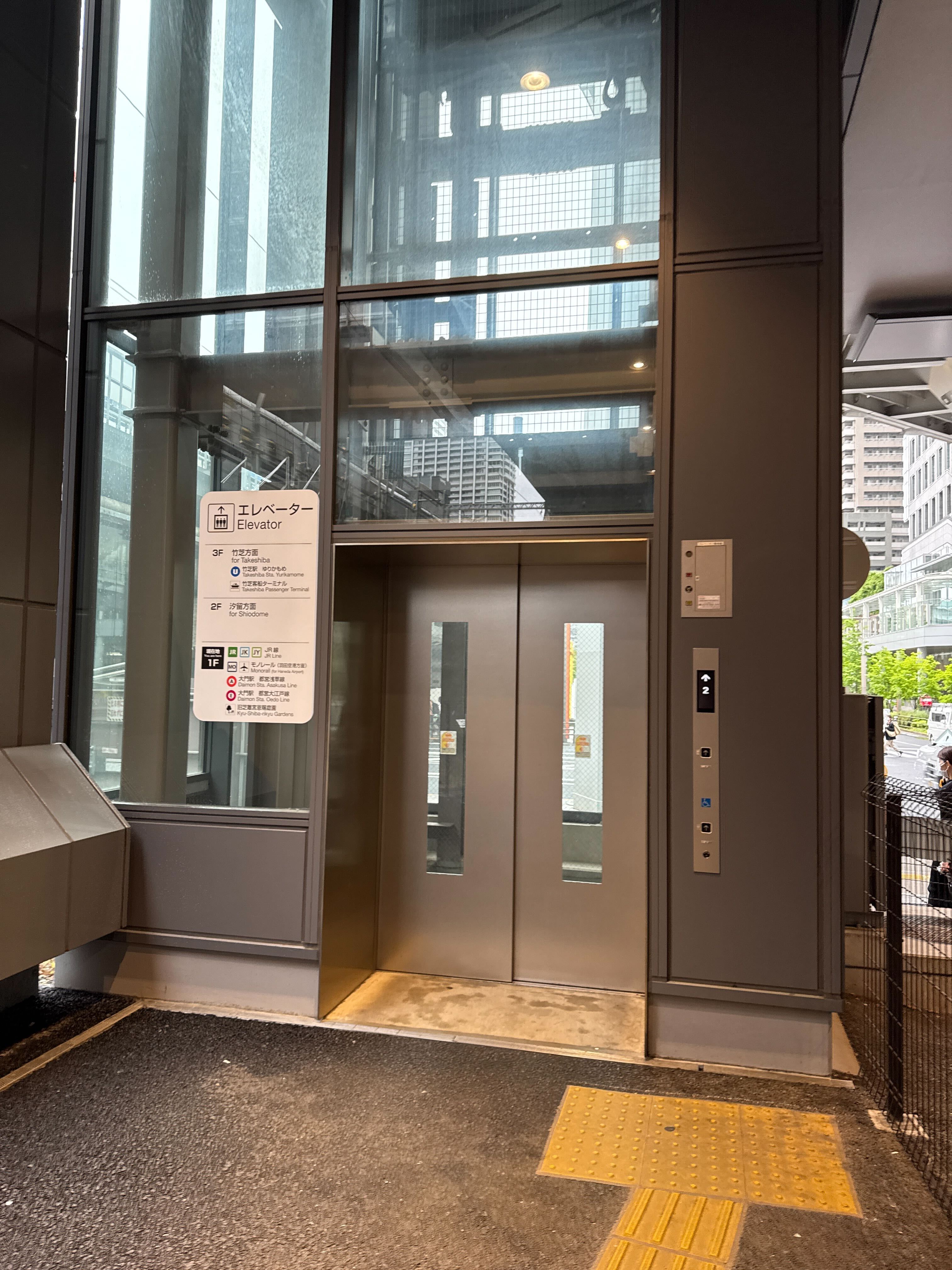 エレベーター正面のElevator表示