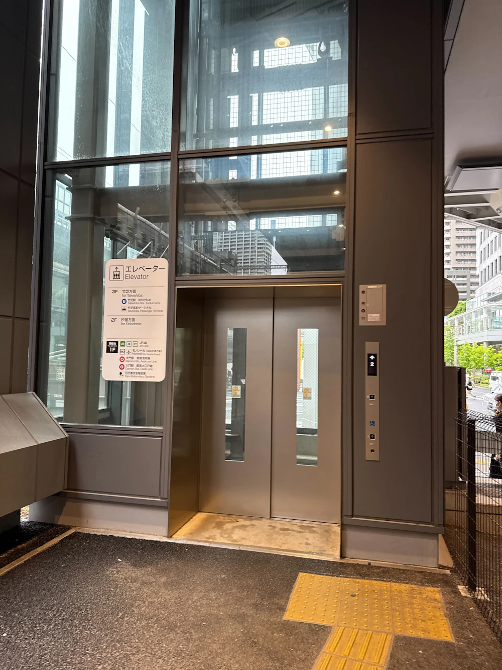 エレベーター正面のElevator表示