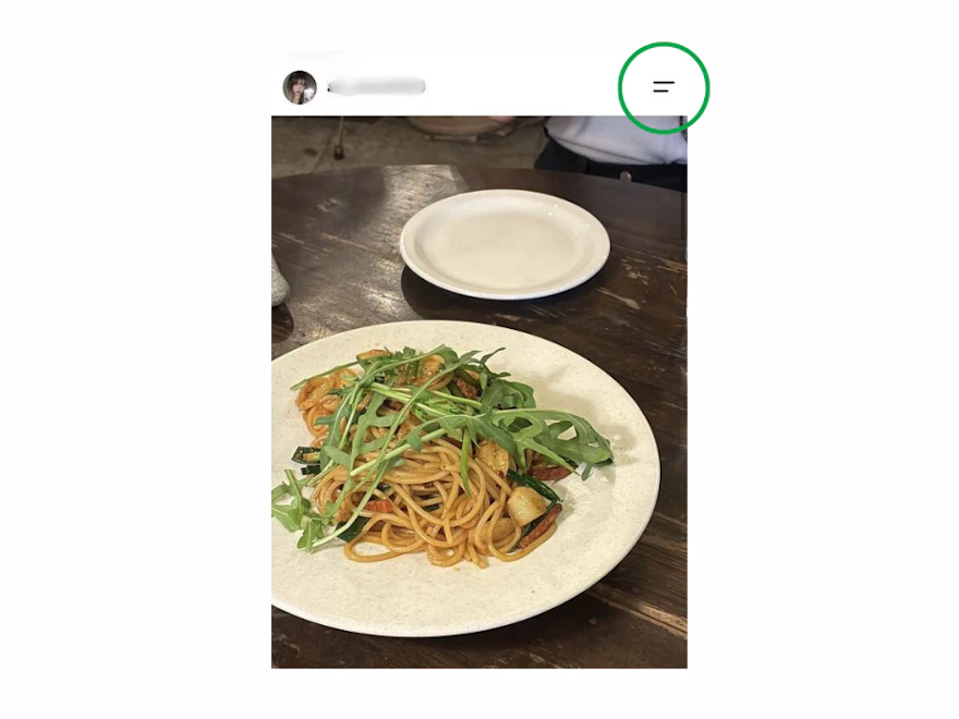 Instagram投稿の右上にあるメニューボタンを丸囲みで示した投稿画面
