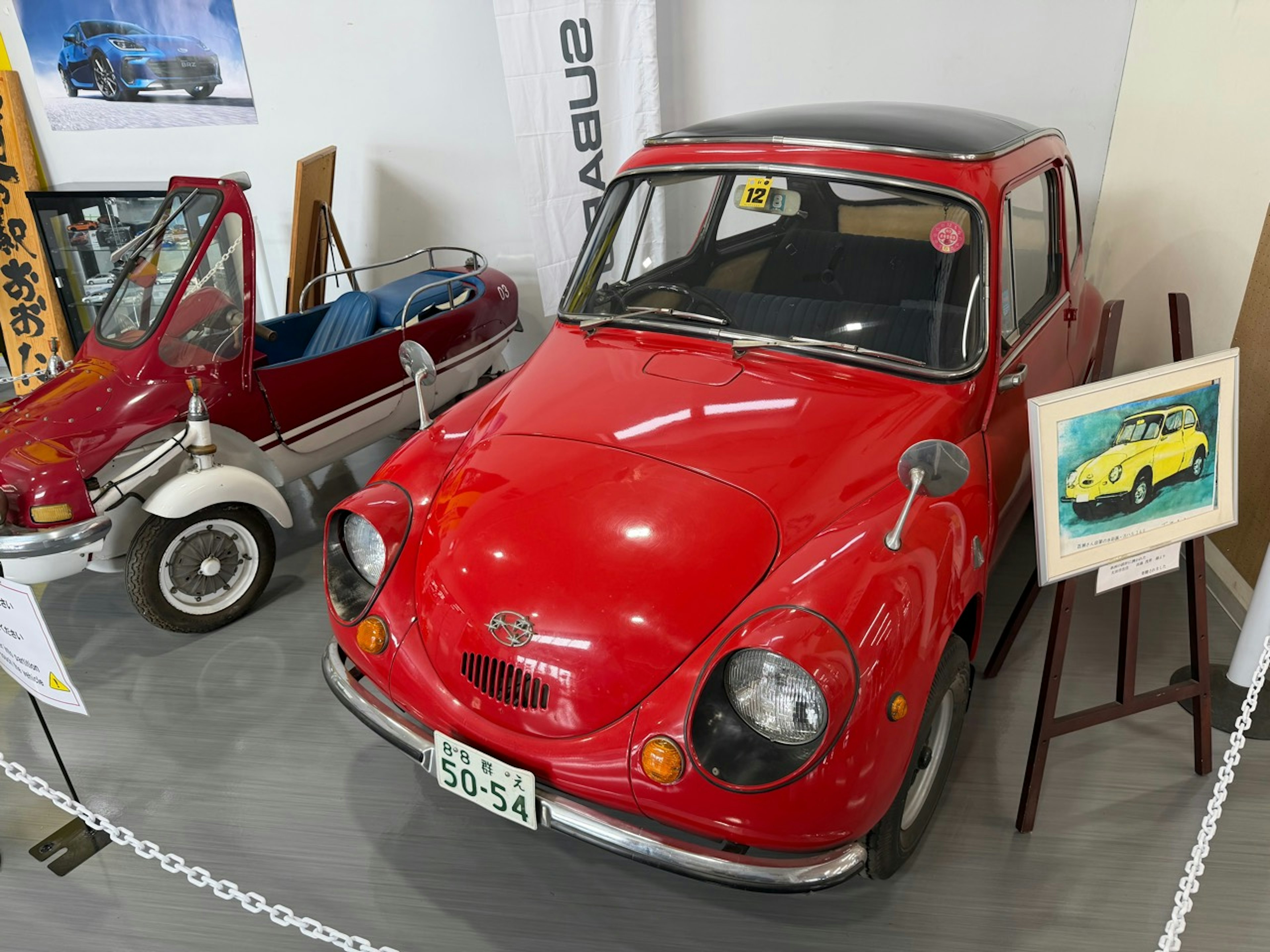 赤いクラシックカーの展示