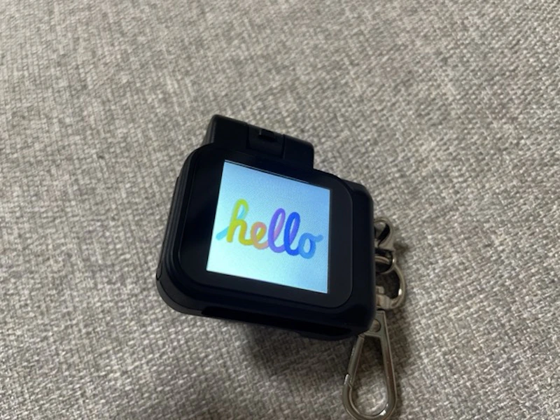 カメラの起動スプラッシュ画面。helloと筆記体で書かれている