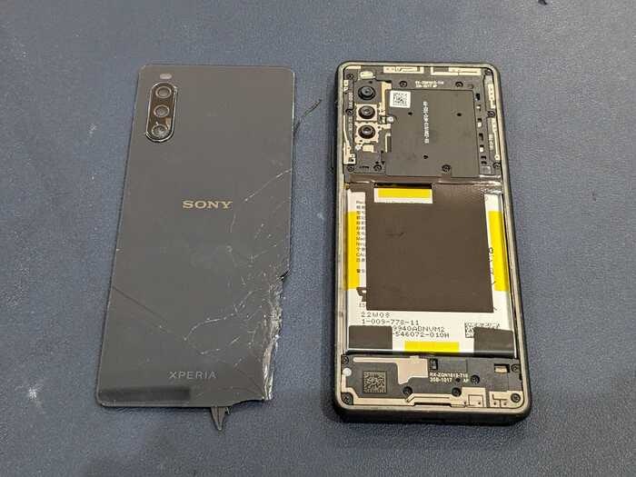 Xperia　えくすぺりあ　エクスペリア 10 lll 背面　はいめん　割れ　ひび割れ　落下　落とした　修理　
