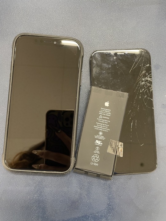 iPhone 11 画面＆バッテリー同時交換】割れた画面とバッテリーの減りを