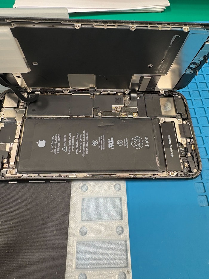 起動しない　iPhone8　修理