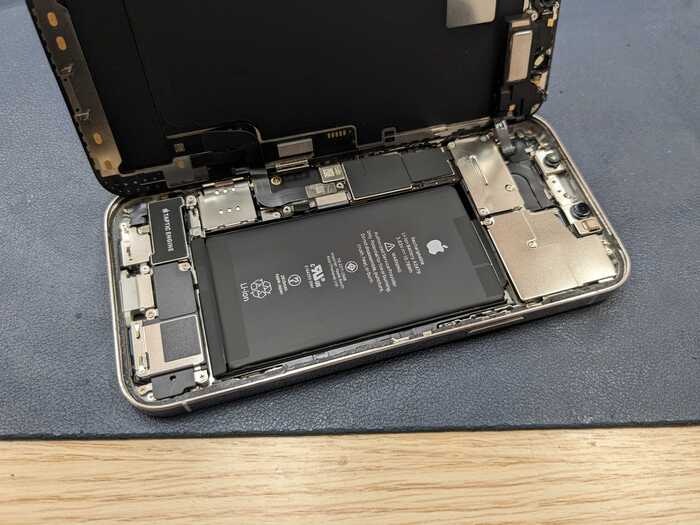 あいふぉん iPhone 12 pro 充電減り早い 経年劣化 サービス表記 電源落ちる 画面浮き 膨張 ばってりー バッテリー 修理 交換