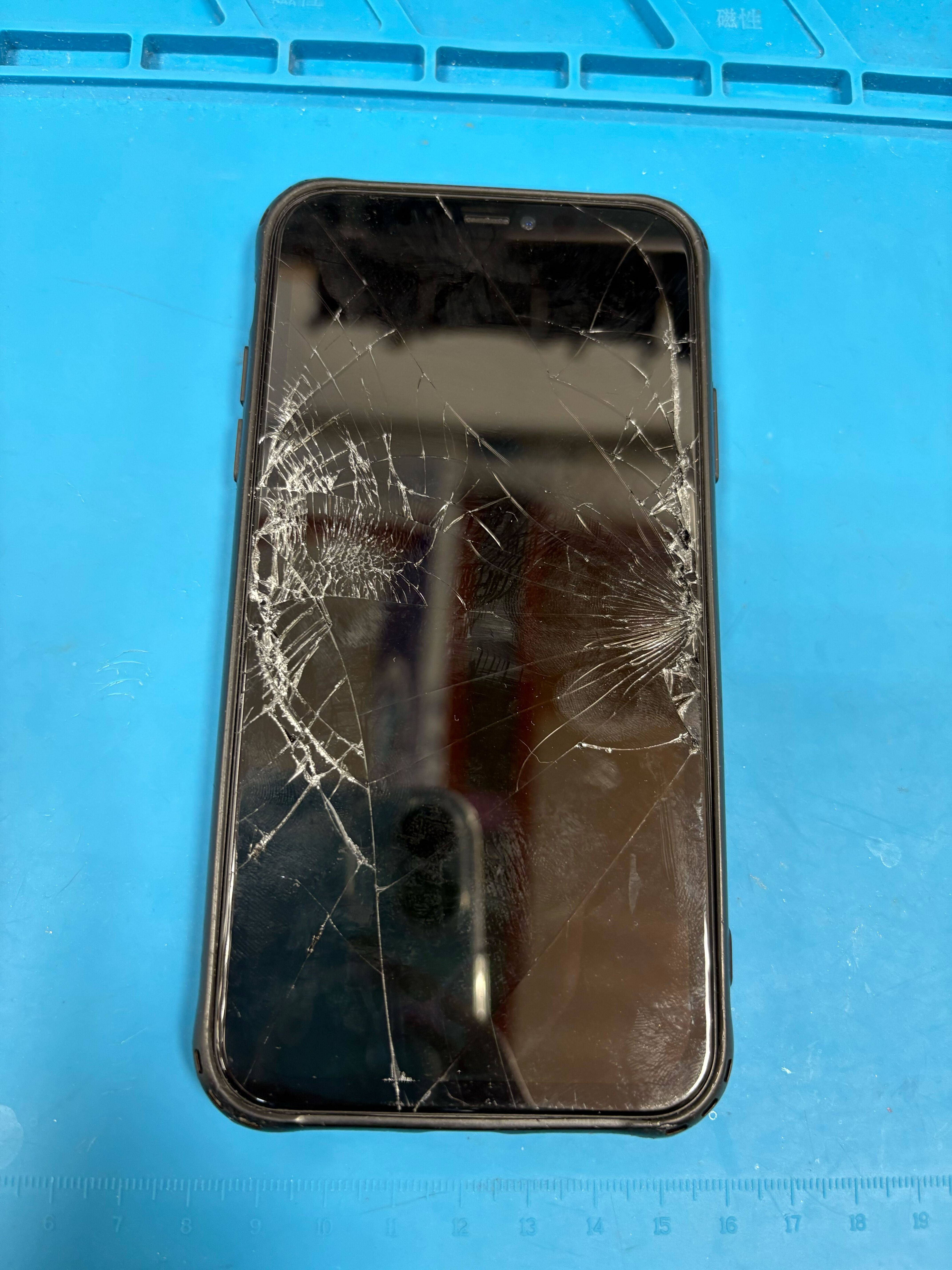 iPhone11 画面割れ スマホ iPhoneの画面が割れた！iPhone11画面割れ修理！ |
