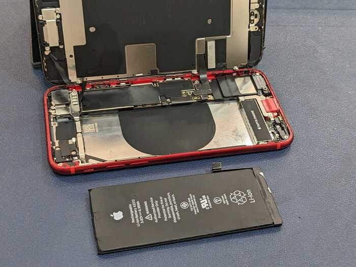 iPhone SE2  あいふぉん　アイフォン　充電減りはやい　膨張　発火　発熱　サービス表記　経年劣化　ばってりーバッテリー　交換