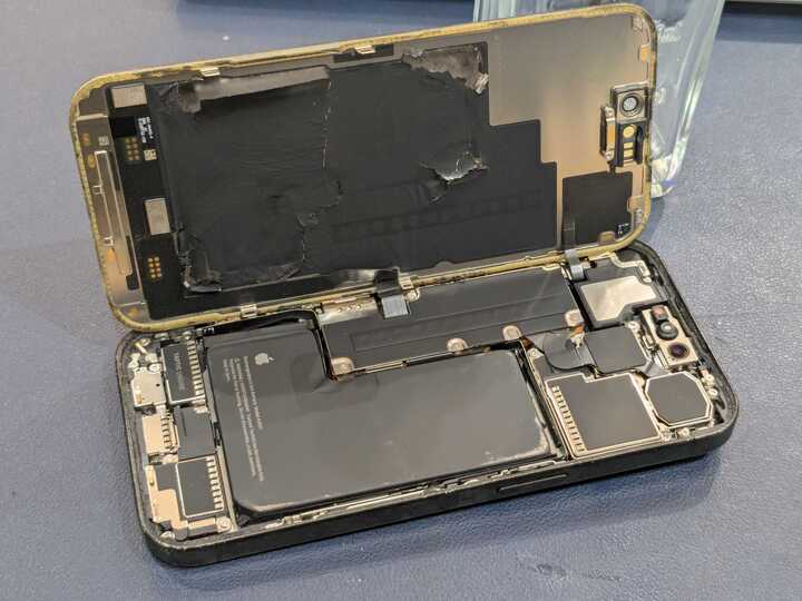 豊田市】iPhone15 Proの画面交換修理を行いました！画面下半分が真っ白