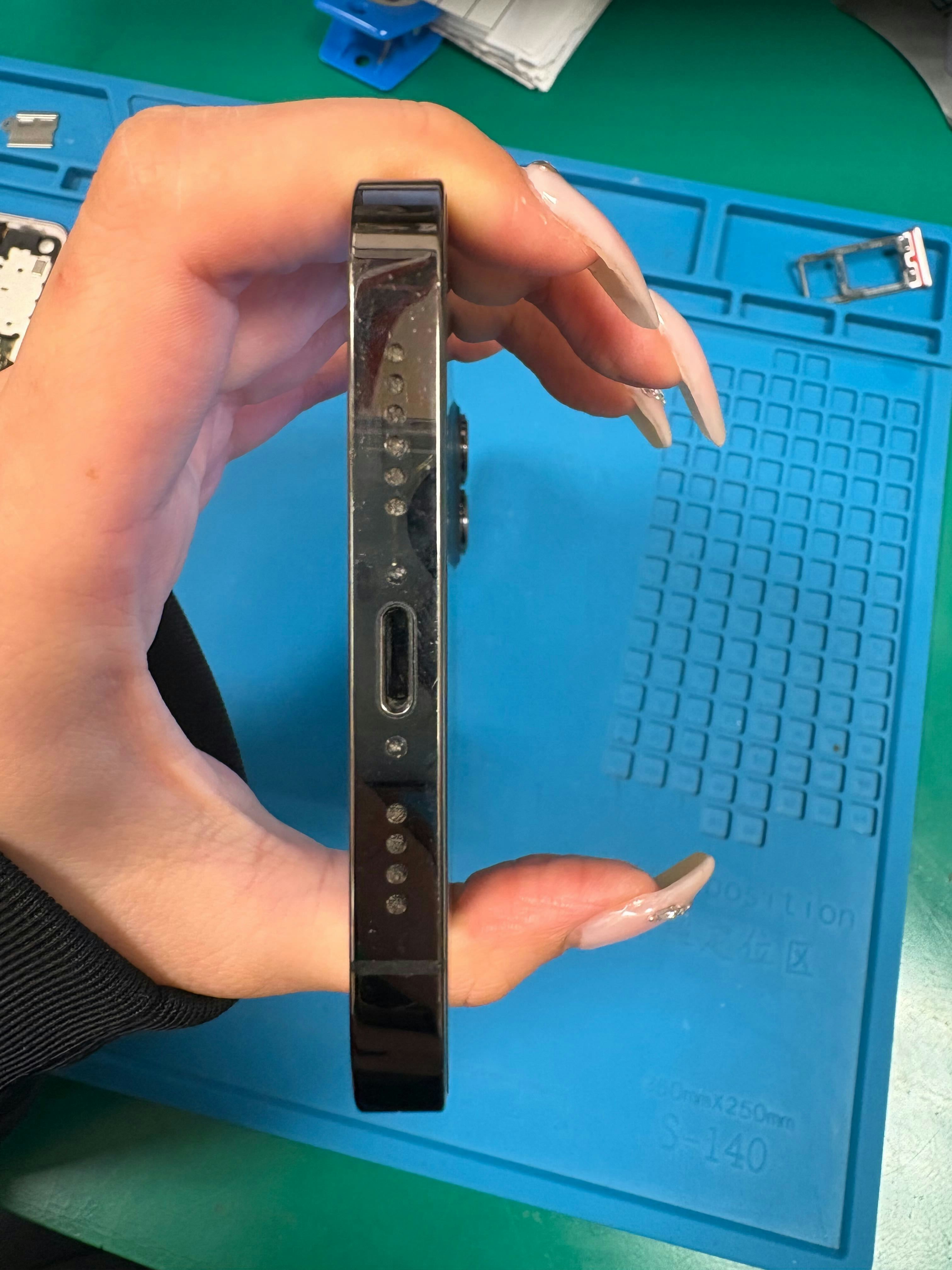 iPhone12ProMax　即日修理　充電出来ない