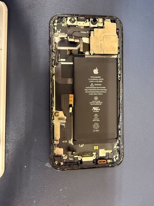 Phone 13　充電できない　充電部修理　前　分解