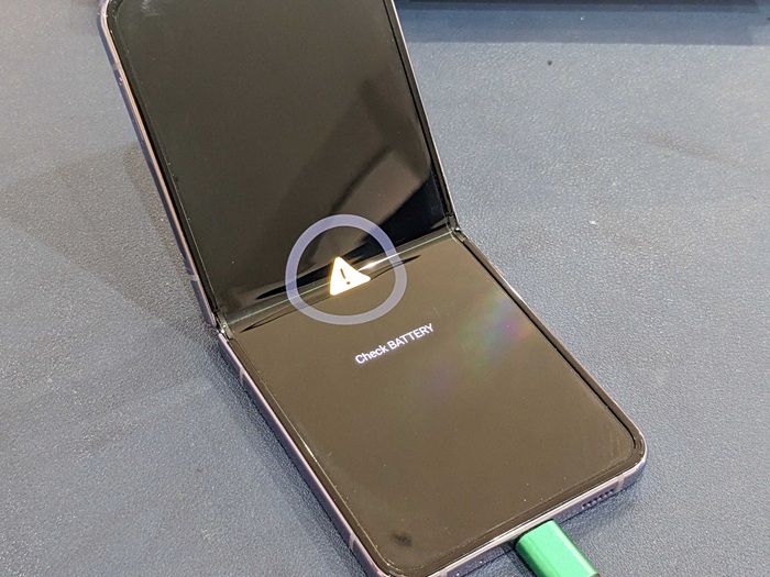 豊田市】Galaxy Z Flip4 バッテリー交換 まちスマGAZA豊田店