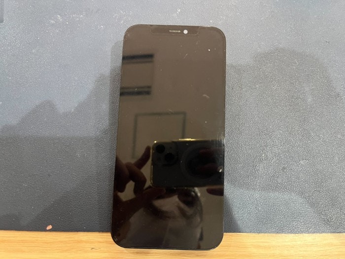 あいふぉん　アイフォン　iPhone12  充電もたない　1日もたない　減りが早い　経年劣化　サービス表記　電源勝手に落ちる　シャットダウン　ばってりー　バッテリー　交換　修理