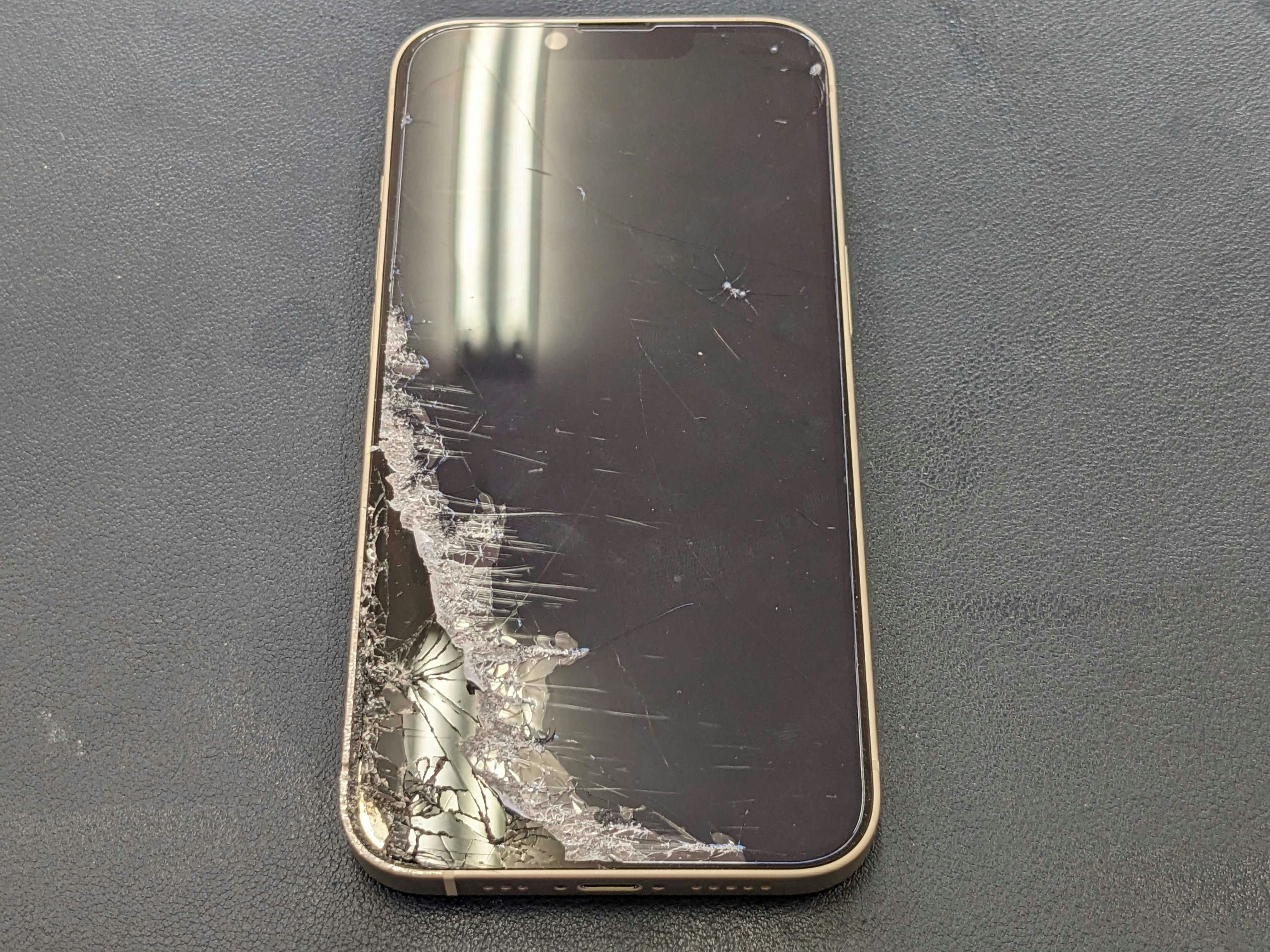 iPhone 14 画面割れ　ひび割れ　破片　ガラス　液晶票表示不良　画面　がめん　修理