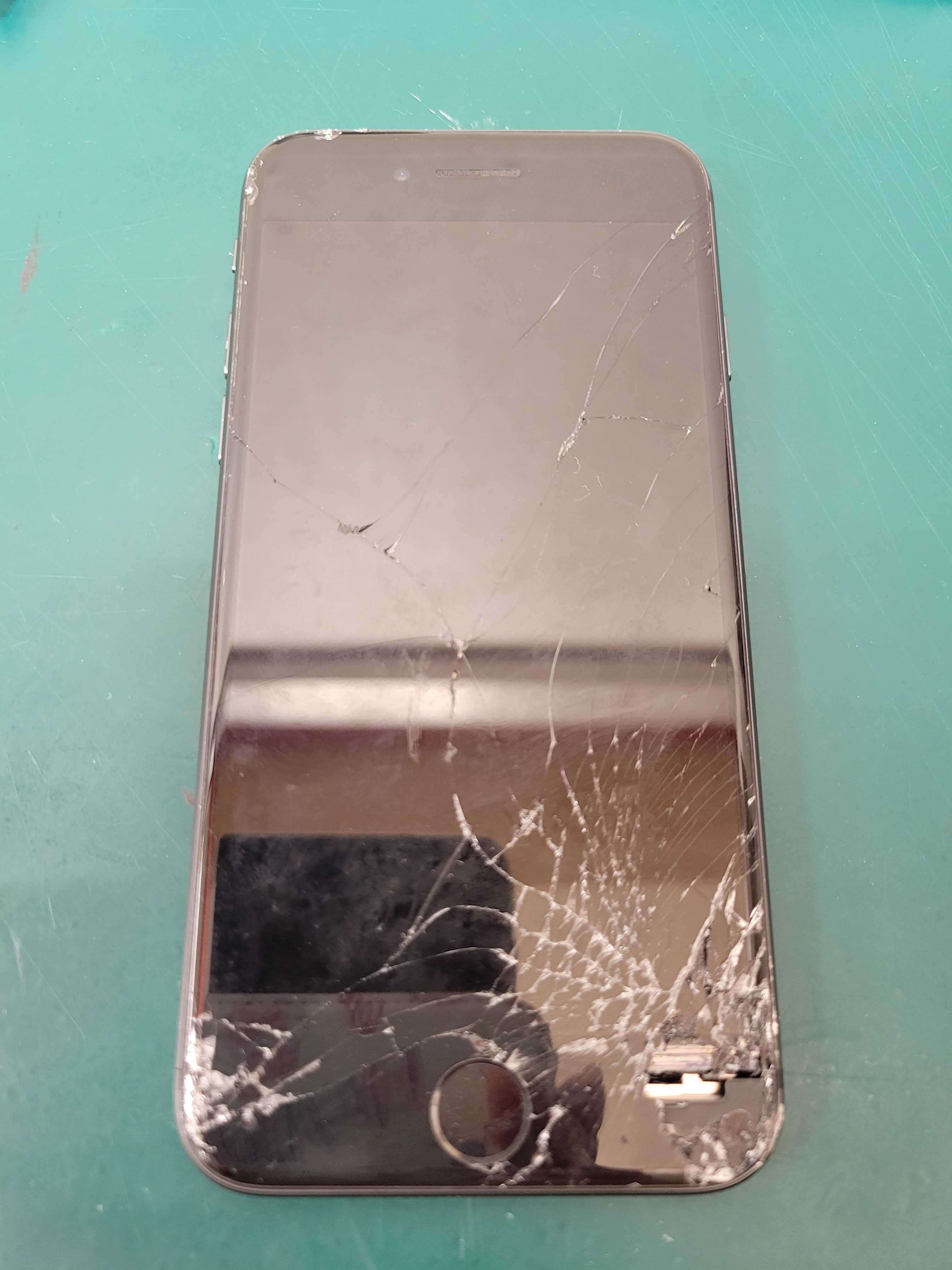 iPhone8 画面割れ 画面交換 豊橋市