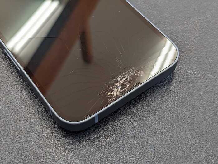 あいふぉん　アイフォン　iphone　14 画面割れ　ひび割れ　落下　破片　ケガ　表示不良　タッチ効かない　画面修理