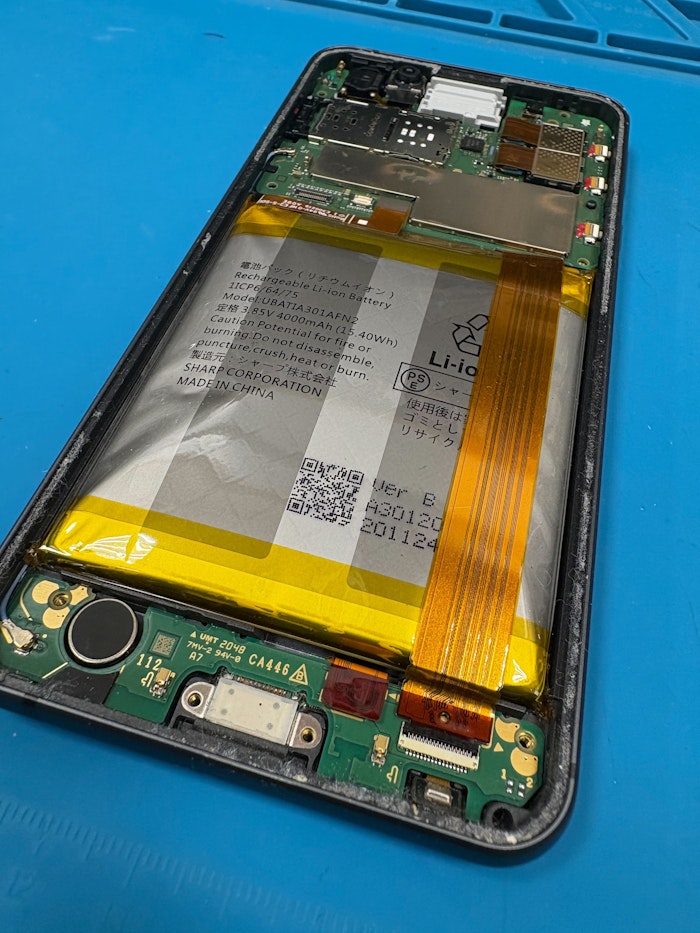 バッテリー膨張　修理　バッテリー交換