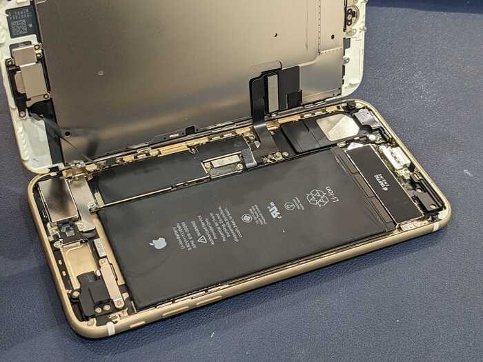 あいふぉん　アイフォン　iPhone　8 Plus　ばってりー　バッテリー　充電たまらない　経年劣化　サービス表記　80％以下　充電の縁が早い