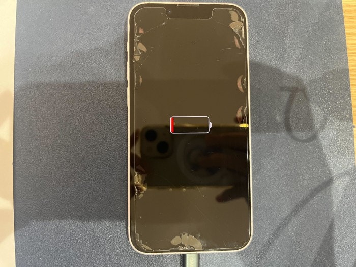 あいふぉん　アイフォン　iPhone13mini 充電もたない　1日もたない　減りが早い　経年劣化　サービス表記　電源勝手に落ちる　シャットダウン　ばってりー　バッテリー　交換　修理