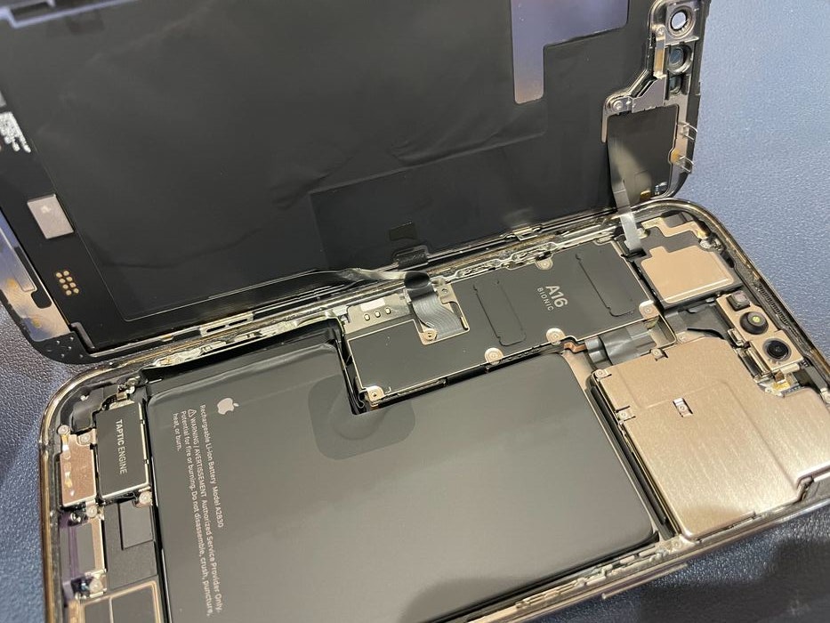 iPhone14ProMax 画面割れ　画面修理