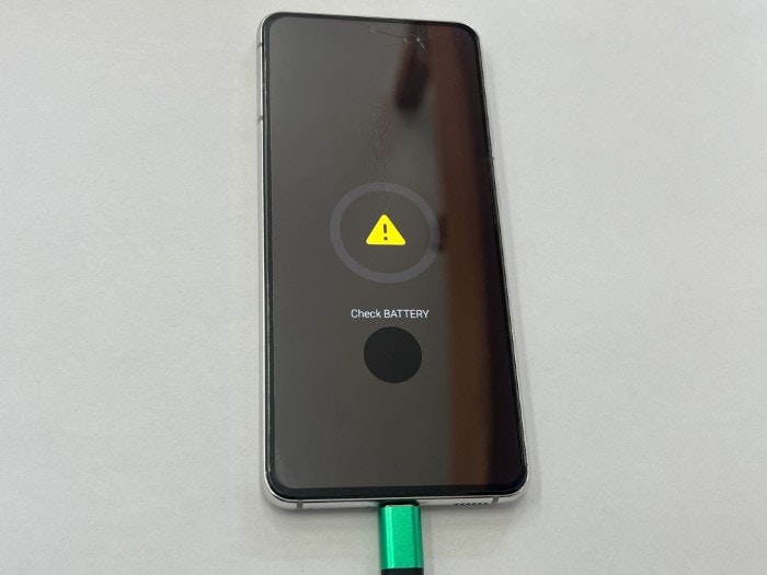 ぎゃらくしー　ギャラクシー　Galaxy S21　充電減り早い　発熱　膨張　膨らみ　電源落ちる　ばってりー　バッテリー　交換　修理