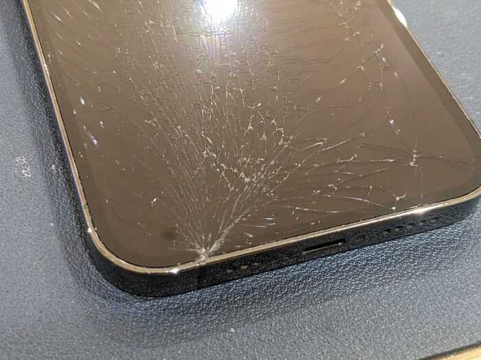 iPhone アイフォン 画面割れ ガラス割れ ディスプレイ割れ 画面故障 ディスプレイ故障 タッチ 反応しない 映らない 真っ暗 電源は入ってる 起動はしている 修理 故障 壊れた 壊した 修理 直す 治す データ取り出し データ復旧 アップル メーカー修理 正規修理 Apple Store AppleCare 保証 保険 直し方 治し方