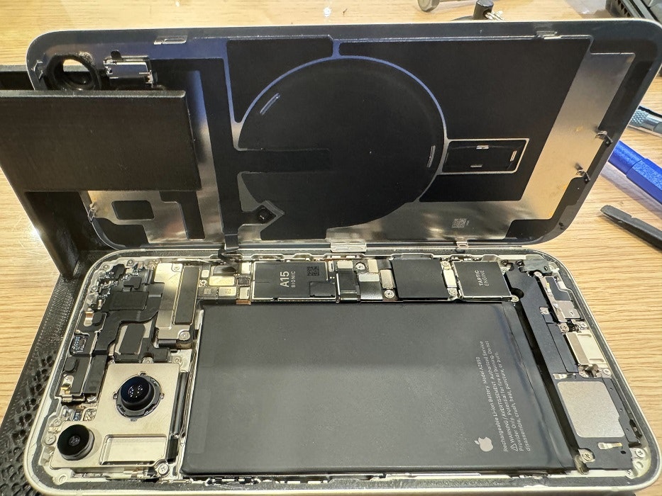 iPhone14plus　カメラ修理　カメラ真っ暗　カメラ交換　アウトカメラ　豊川市　豊橋市　新城市　蒲郡市　岡崎市　湖西市　浜松市